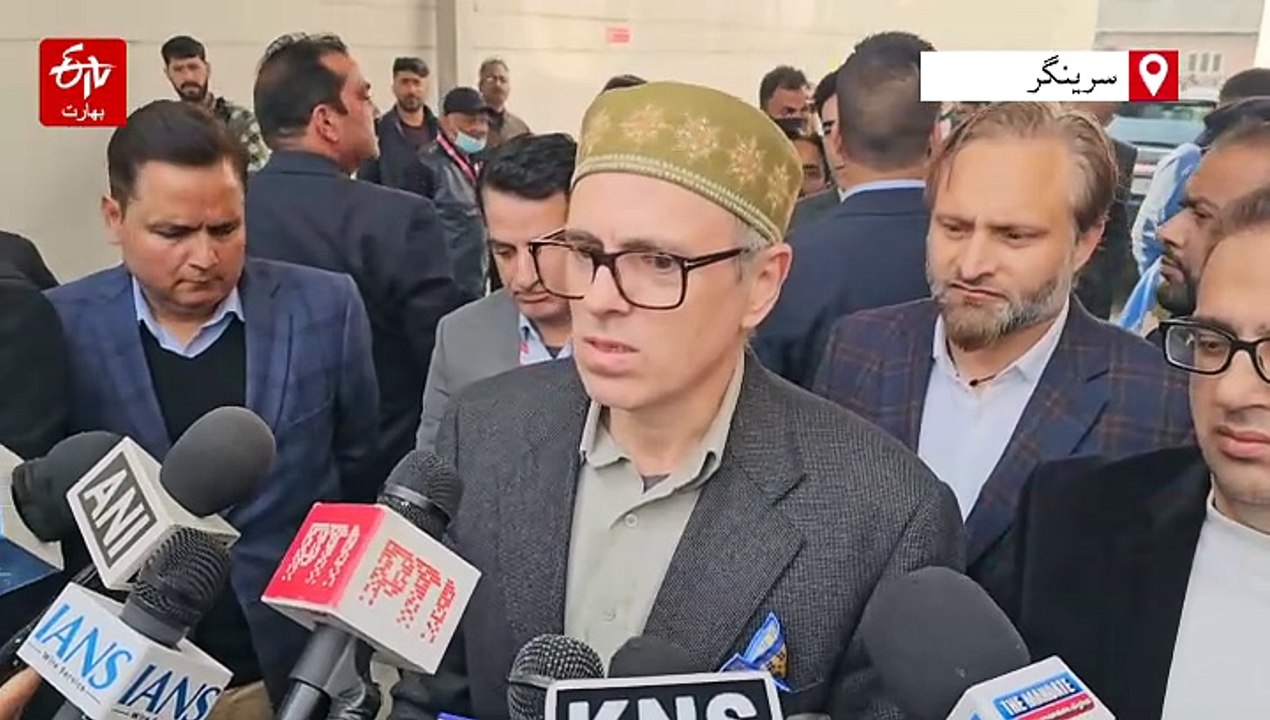 عمر عبداللہ نے پولیس اسٹیشن دھماکہ میں ہوئے زخمیوں کی عیادت کی