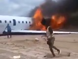 Nach Bruchlandung: Passagiere fliehen aus brennendem Jet