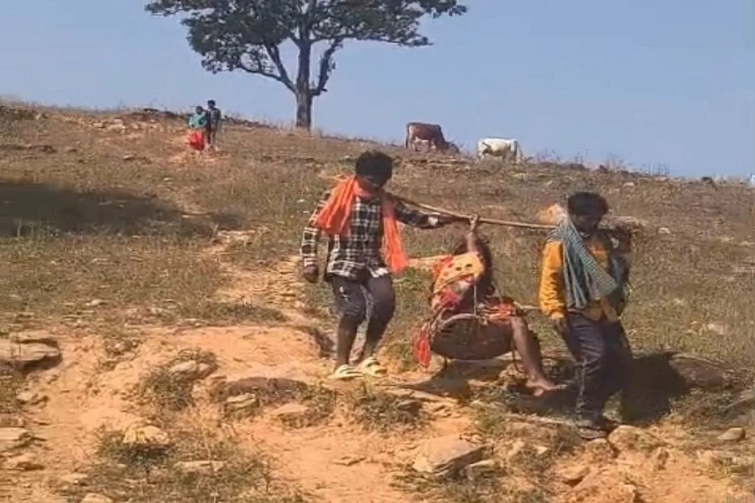 गर्भवती नाबालिग को झेलगी में ढोकर पथरीली राहों...