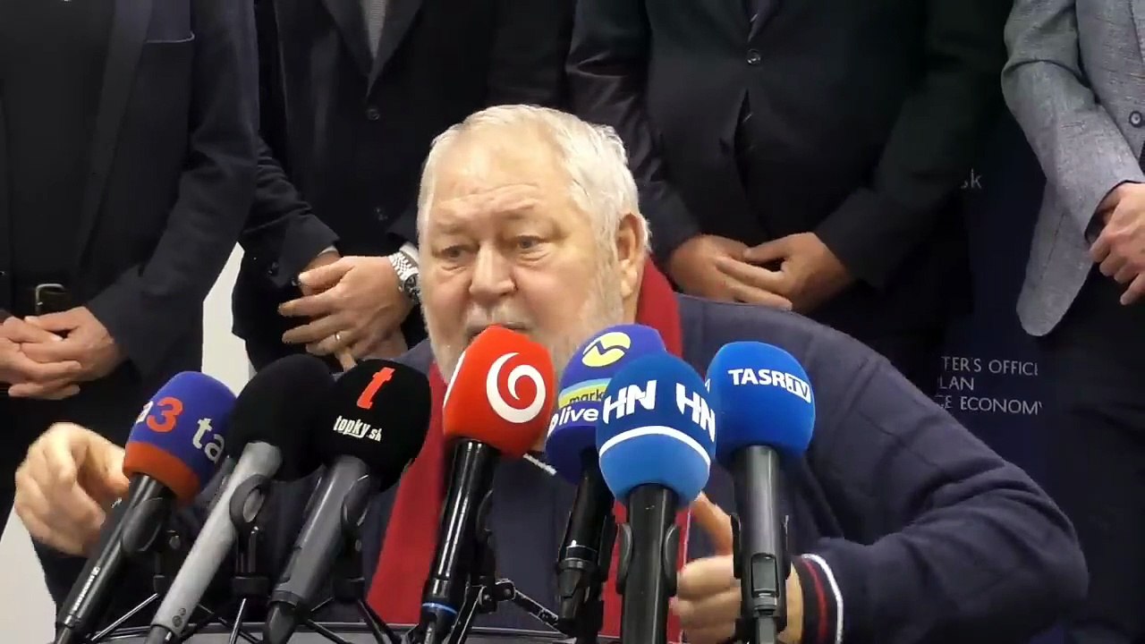 ZÁZNAM: P. Kmec doručil demisiu prezidentovi, ten sa ňou bude zaoberať a oznámi postup