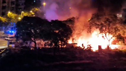 Un incendio en un asentamiento de barracas de Barcelona causa dos heridos