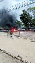 Carro pega fogo na Avenida Fernandes Lima e assusta a população