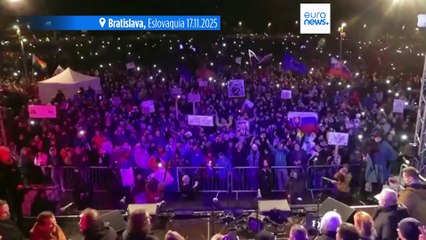 Miles de checos y eslovacos marchan contra sus líderes en el día de la Revolución de Terciopelo