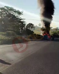 Ônibus que transportava universitários pega fogo na RMS