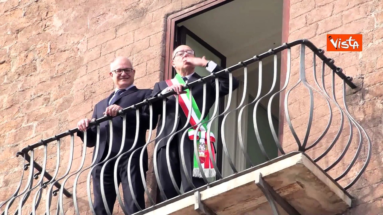 Verdone "sindaco per un giorno" lancia baci da balcone Campidoglio