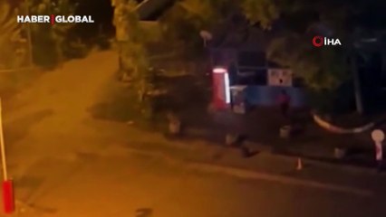 Etrafa aldırmadı, sokak ortasında dehşet saçtı!