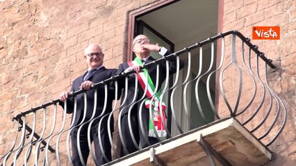 Verdone "sindaco per un giorno" lancia baci da balcone Campidoglio