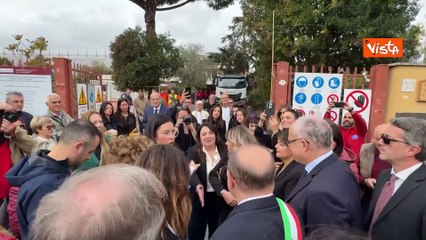 Verdone "sindaco" visita scuola danneggiata da esplosione Via Gordiani con caschetto in testa