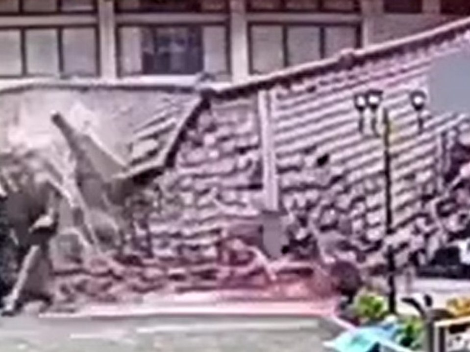 17 Verletzte: Pavillon an Universität stürzt plötzlich ein