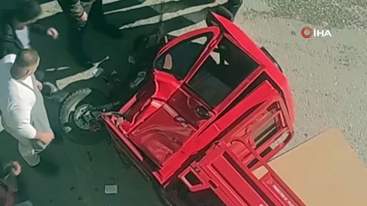 Van'da otomobil 3 tekerli elektrikli motosiklete çarptı