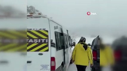 Ağrı Dağı’nda kar yağışına rağmen 27 dağcı tırmanışa geçti