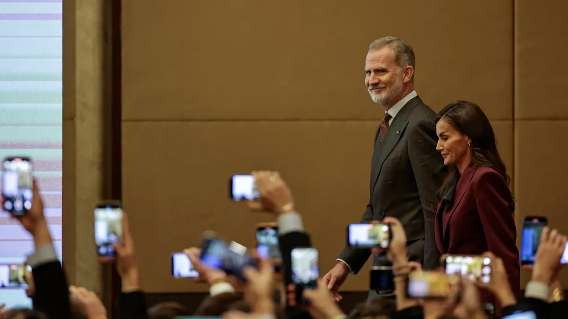 Una amplia mayor�a de los grupos parlamentarios, a excepci�n del Partido Popular (PP) y el Partido Socialista Obrero Espa�ol (PSOE), dar�n plant�n a los Reyes de Espa�a en el acto convocado en el Congreso de los Diputados este viernes. La ceremonia, denominada '50 a�os despu�s: la Corona en el tr�nsito a la democracia', busca conmemorar el 50 aniversario del inicio de la Transici�n tras la muerte del dictador.