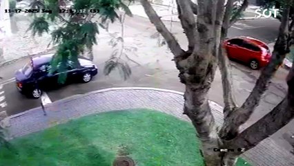 Câmera de segurança registra colisão envolvendo três carros no bairro Alto Alegre, em Cascavel