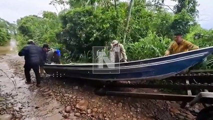 Rescatan a dos personas de la tercera edad afectadas por las inundaciones en Yapacaní