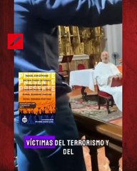 "¡Panda de traidores!": Joven reprende a un cura de Sevilla por dar misa con bandera LGBTI en el altar