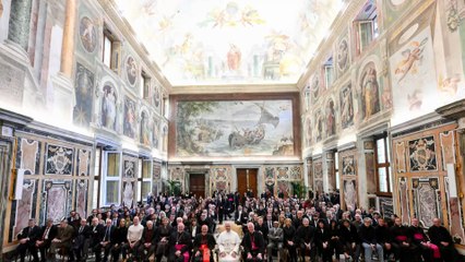 I look delle celeb dal papa rispettavano il dress code? 