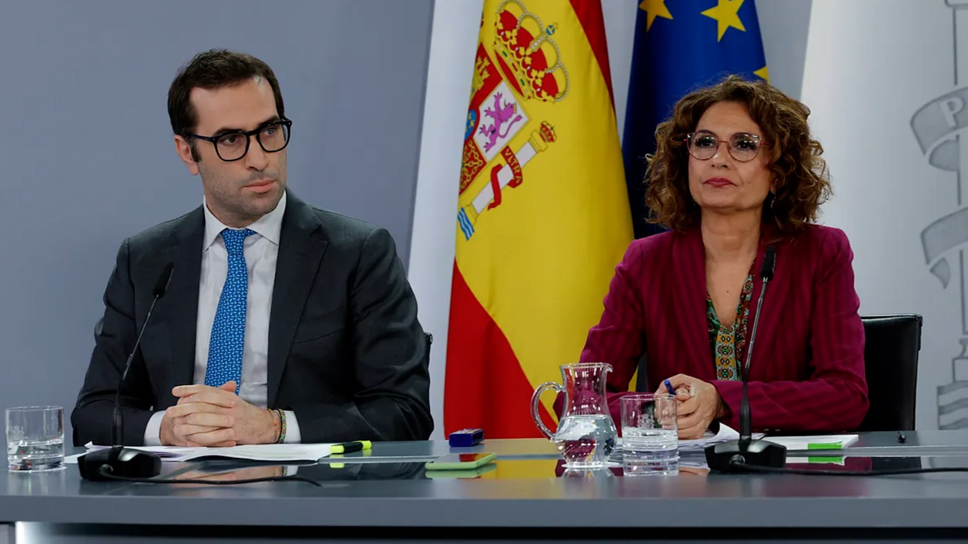 La vicepresidenta primera del Gobierno y ministra de Hacienda, Mar�a Jes�s Montero, anunci� el acuerdo del Consejo de Ministros para fijar el 'techo de gasto' no financiero nacional para 2026 en 212.026 millones de euros, lo que supone un incremento r�cord del 8,5% respecto a 2025. Incluyendo los fondos europeos, el l�mite total de gasto se eleva a 216.177 millones.