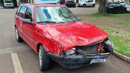 Carros se envolvem em colisão na Rua Londrina com Afonso Pena, no Centro