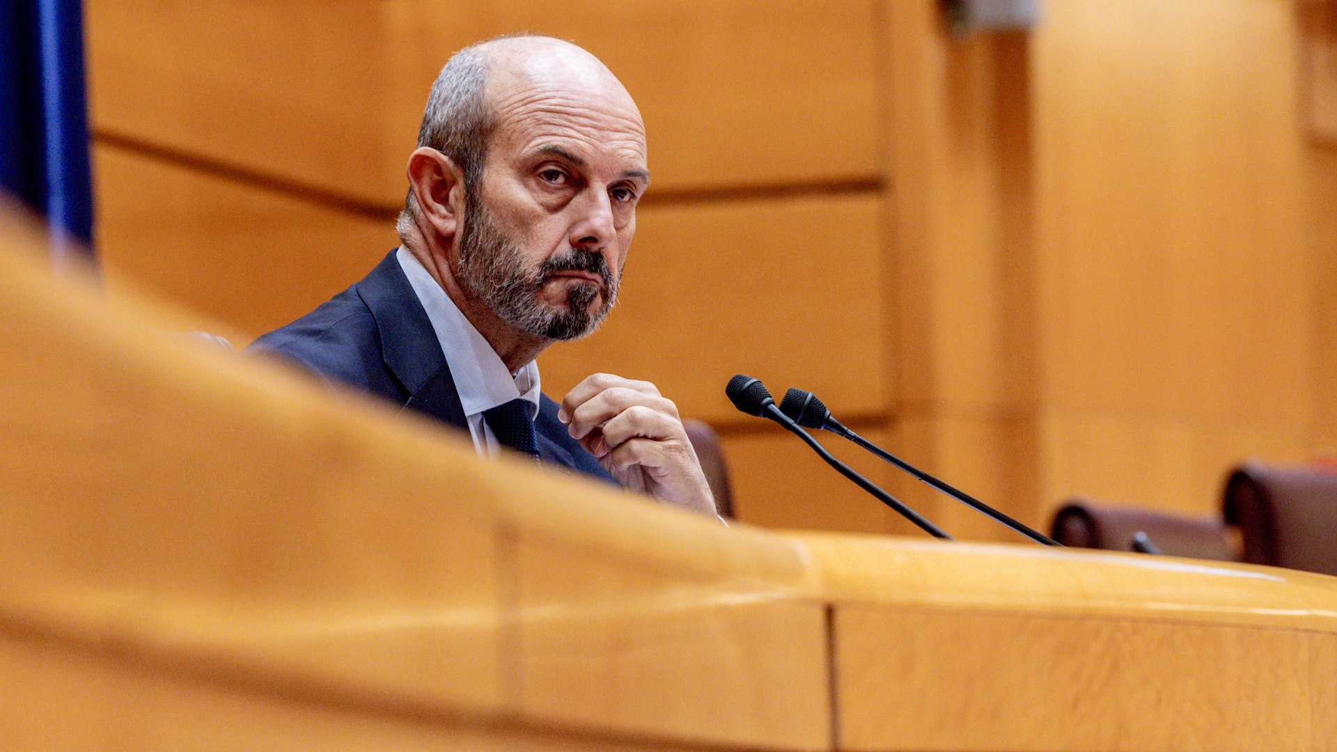 Un micro abierto pilla al presidente del Senado quejándose: "Les importa 3 pollas en vinagre"