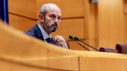 Un micro abierto pilla al presidente del Senado quejándose: "Les importa 3 pollas en vinagre"