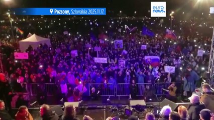 Ezrek tüntettek a bársonyos forradalom évfordulóján Szlovákiában és Csehországban