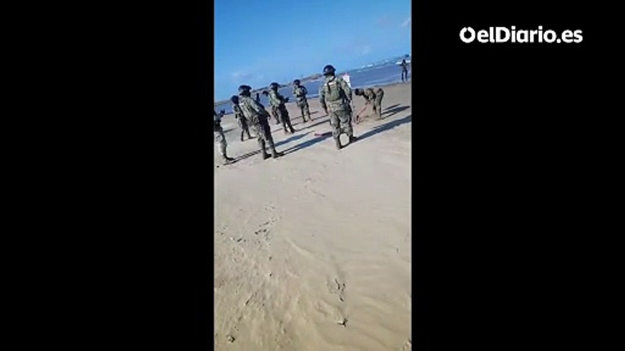 Militares mexicanos retiran los carteles de "zona restringida" colocados por estadounidenses en Playa Bagdad. Conibio Global A.C.