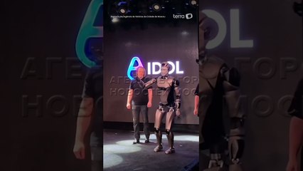 Robô humanoide da Rússia leva tombo e cai de cara durante estreia