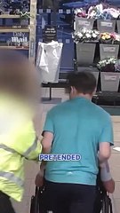 ¡No salió de acuerdo al plan! Fingió estar discapacitado para robar cerveza (VIDEO)