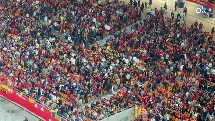 Una desangelada Cartuja vibró con el himno de España