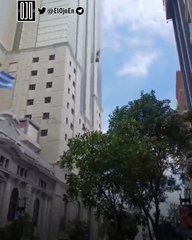 Quedaron colgados a 60 metros: rescatan a dos trabajadores tras colapso de andamio (Video)