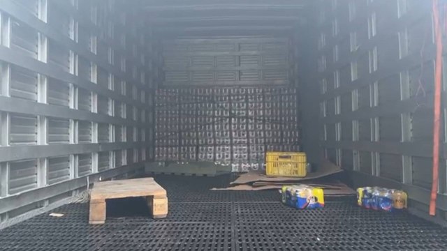 Delincuentes saquearon un camión de cervezas, pero el dueño llegó antes de que pudieran lograrlo: así pasó