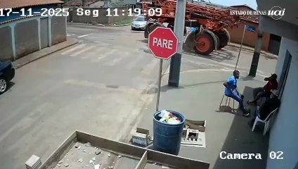 Trator bate em carro nas ruas de cidade de Minas