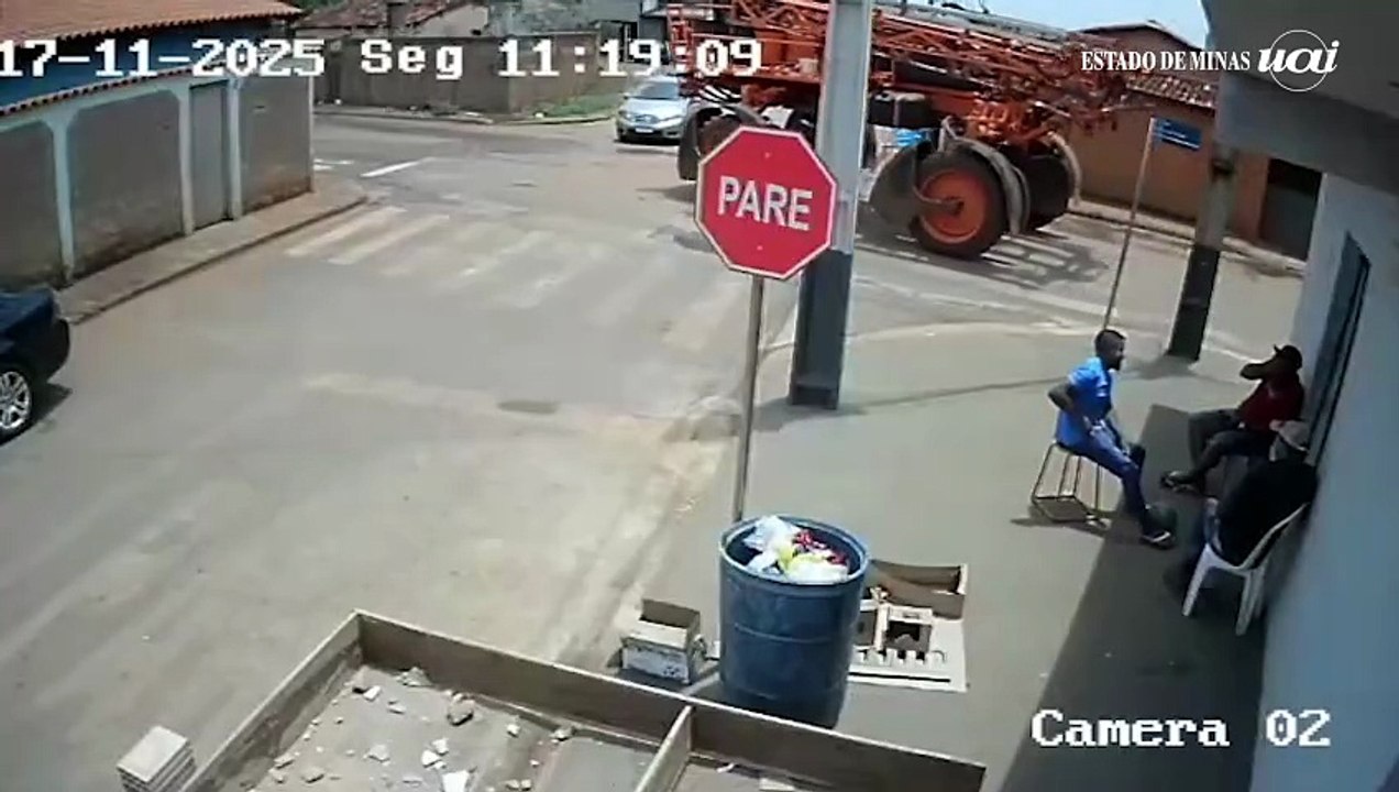 Trator bate em carro nas ruas de cidade de Minas