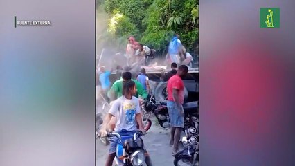 Una patana cargada de cemento se accidenta en San Cristóbal y ciudadanos la saquean