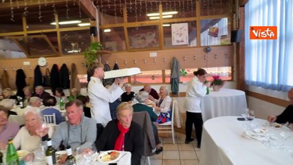 Verdone "sindaco" spegne le candeline al centro anziani: Sono astemio, ma brindo insieme a voi