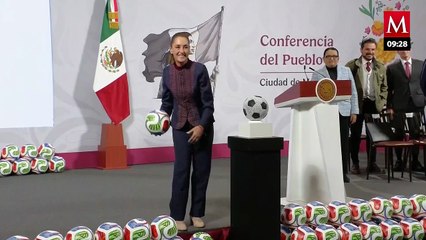 Sheinbaum y su gabinete reparten balones del Mundial 2026 a reporteros