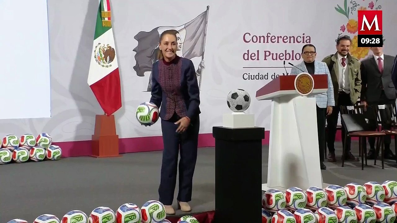 Sheinbaum y su gabinete reparten balones del Mundial 2026 a reporteros