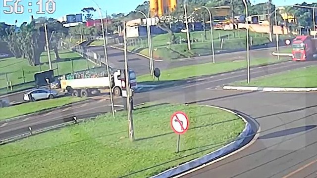 Câmera flagra acidente que deixou motociclista com fratura exposta em Cascavel
