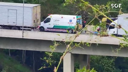 Trio tenta fazer “rancho” com carga tombada e acaba preso pela PRF na BR-116 no Paraná