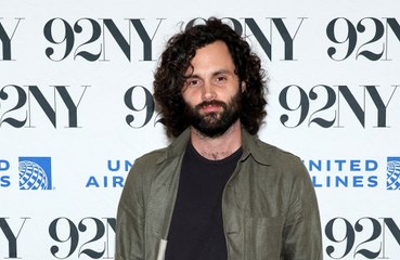 Penn Badgley escribe sobre su experiencia con la fama para ser 'transparente sobre el proceso'