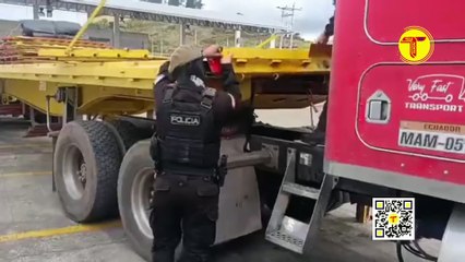 PAQUETES DE DROGA CAMUFLADOS BAJO LA OSCURIDAD DEL ACERO DE UN TRÁILER