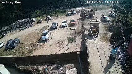 सिलेंडर से भरे ट्रैक्टर के गुजरते ही गिरी पुलिया, बड़ा हादसा टला, सीसीटीवी में कैद हुई घटना