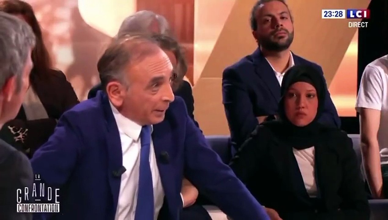 David Pujadas obligé de s'interposer hier soir entre Eric Zemmour et Raphaël Glucksmann : "Je n'accepte pas qu'on me hurle dessus ! Vous utilisez ces victimes pour faire votre pub !"