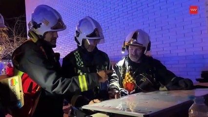 Bomberos extinguen un incendio de dos vehículos en un garaje de Colmenar Viejo (Madrid)