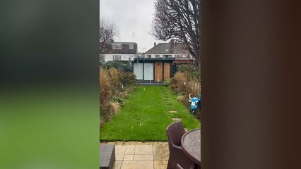 London gets its first snow!