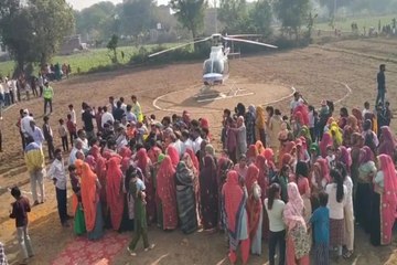 हेलीकॉप्टर से भाइयों को भात न्यौतने पहुंची बहन, देखने पूरा गांव उमड़ा