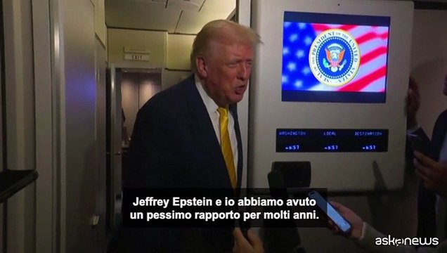 Trump insulta la giornalista che chiede di Epstein: Zitta, maialina