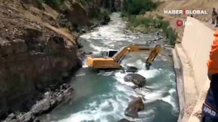 Müküs Çayı'nda 2 aylık "arama kurtarma" mücadelesi: Akıntıya kapılan hemşire, yönü değiştirilen suda bulunmaya çalışılıyor