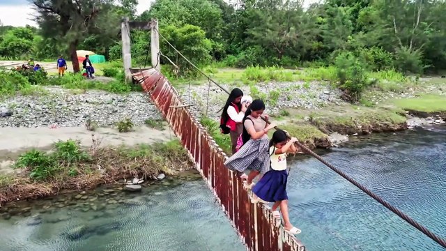 Mga estudyante ng Sta. Cruz, Zambales, buwis buhay ang pagtawid sa sirang tulay | Broken Roads Broken Promises