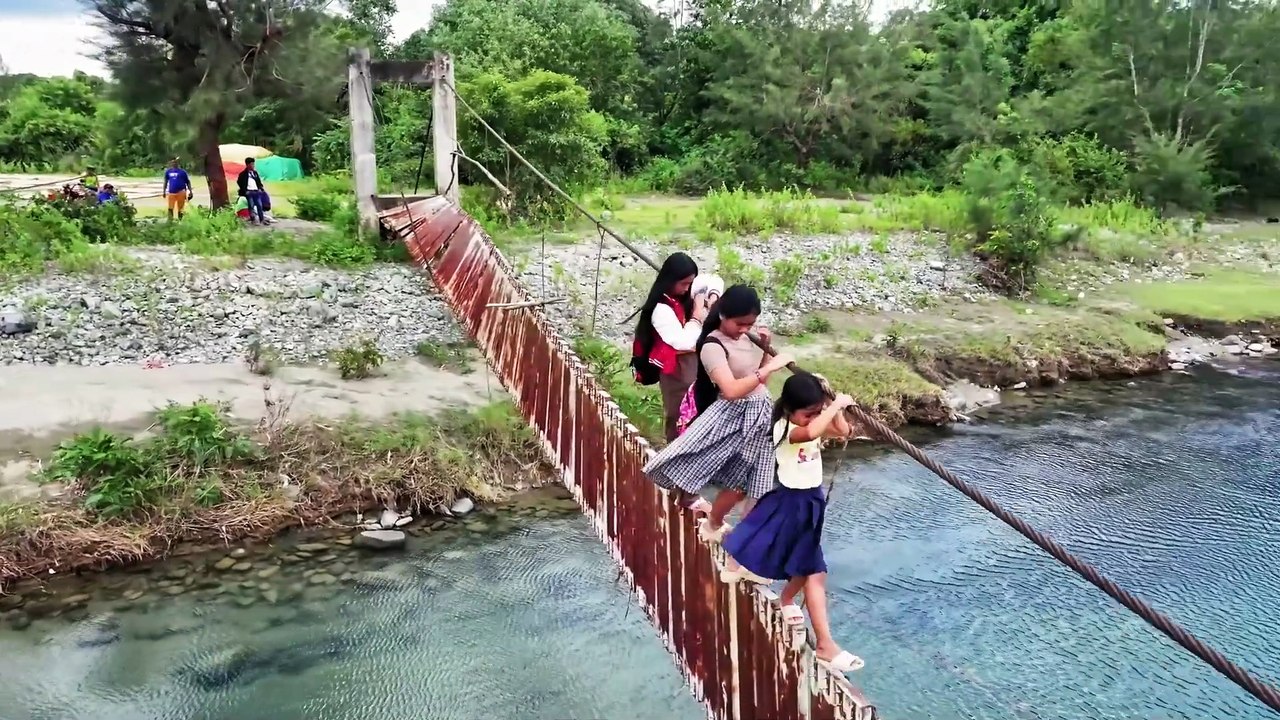 Mga estudyante ng Sta. Cruz, Zambales, buwis buhay ang pagtawid sa sirang tulay | Broken Roads Broken Promises
